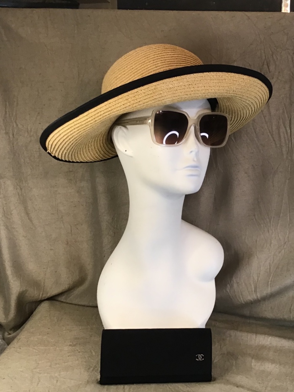 NWOT Chanel Style 5505 Polarized Gradient Lans Sunglasses w/ Case.